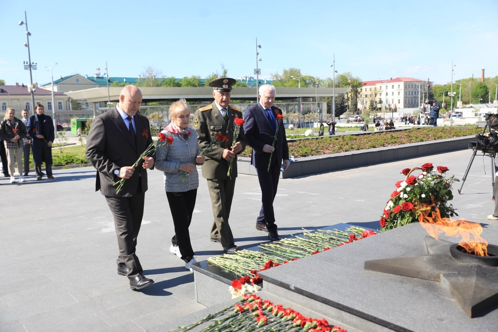 
Сегодня в парке Горького состоялась церемония возложения цветов к Вечному огню
