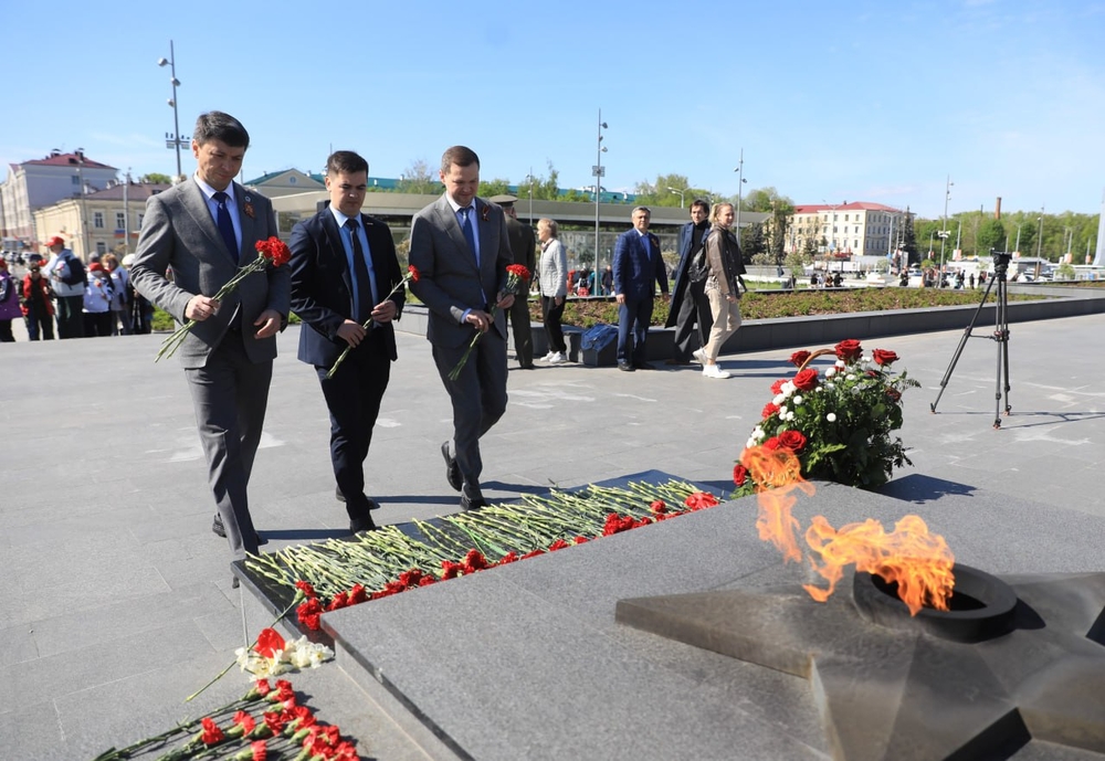 
Сегодня в парке Горького состоялась церемония возложения цветов к Вечному огню
